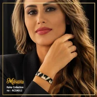 استایل دستبند دست‌ساز زیکزاک مشکی میلوارا روی دست مدل کد RCDA012