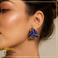 نمای گوشواره مثلثی آبی کاربنی و طلایی میلورا CNG105 روی گوش مدل زنانه