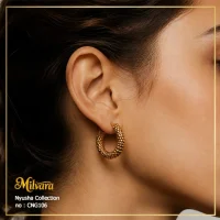 نمای گوشواره حلقه‌ای ضخیم طلایی میلورا CNG106 روی گوش مدل زنانه