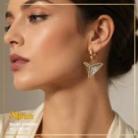 نمای جفت گوشواره آویز میوکی هندسی مثلثی طلایی براق کد CNG100 کالکشن نیوشا میلوارا