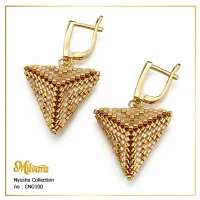 گوشواره دست ساز منجوق بافت طرح مثلثی طلایی و شامپاینی میلوارا کالکشن نیوشا مدل CNG100 با قفل اهرمی