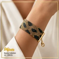 نمای دستبند پهن بافت میوکی طرح پلنگی مشکی طلایی کد CND101 کالکشن نیوشا برند میلوارا