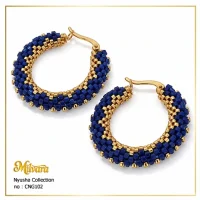 گوشواره حلقه‌ای دست‌ساز منجوق‌بافت آبی کاربنی و طلایی میلوارا کالکشن نیوشا مدل CNG102 با قفل چفتی