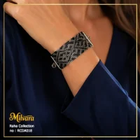 استایل دستبند پهن نقره‌ای‌رنگ میلوارا مدل RCDA018 در دست، کالکشن رها