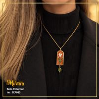 مدل زنانه با بافت یقه اسکی مشکی و گردنبند پلاک میوکی آجری طاق دار میلوارا کد ICA060