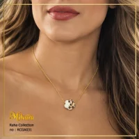 استایل گردنبند مینیمال زنجیر طلایی با مهره سرامیکی طرح گل میلوارا مدل RCGA031 روی گردن مدل زنانه