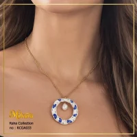 استایل گردنبند سرامیکی دست ساز با مروارید طبیعی باروک سفید و آبی کد RCGA033 میلوارا روی گردن مدل زنانه