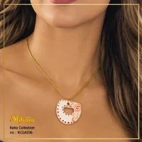 استایل گردنبند سرامیکی گل سرخ کد RCGA036 برند میلوارا روی گردن مدل زنانه