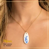 استایل گردنبند سرامیکی طرح شاخه برگ آبی کد RCGA037 برند میلوارا روی گردن مدل زنانه