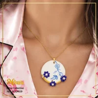 نمایش گردنبند هنری گل‌دار آبی کالکشن رها روی گردن مدل