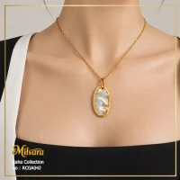 استایل گردنبند طلایی لوکس با پلاک صدفی بیضی کد RCGA042 میلوارا روی گردن مدل