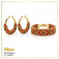 ست دست‌ساز گوشواره بیضی و دستبند مهره‌ای با پترن لوزی زرشکی و زیتونی میلوارا کالکشن رها مدل RCGD02 در پس‌زمینه سفید