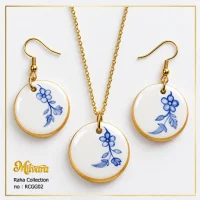 ست گردنبند و گوشواره سرامیک دست‌نقاشی گل آبی میلوارا مدل RCGG02