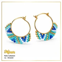 گوشواره حلقه‌ای دست‌ساز مهره‌ای فیروزه‌ای و لاجوردی میلوارا کالکشن رها مدل RCGU03 در پس‌زمینه سفید