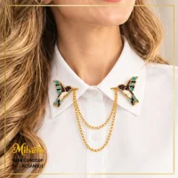 استایل سنجاق یقه دست‌ساز مرغ مگس‌خوار میلوارا روی پیراهن سفید کد RCSAN001