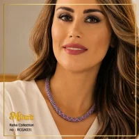 استایل زنانه با گردنبند چوکر زیگزاگ صورتی و نقره‌ای میلوارا مدل RCGA031 روی گردن