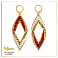 گوشواره دست‌ساز لوزی پیچ‌خورده مهره‌ای قرمز و سفید مدل RCGU01 کالکشن رها برند میلوارا