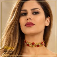 استایل و نمای چوکر میوکی گل‌دار قرمز و طلایی مدل RCGA048 دور گردن مدل زنانه
