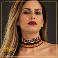استایل چوکر ریشه‌دار مجلسی زرشکی و طلایی میلوارا مدل RCGA050 روی گردن زنانه